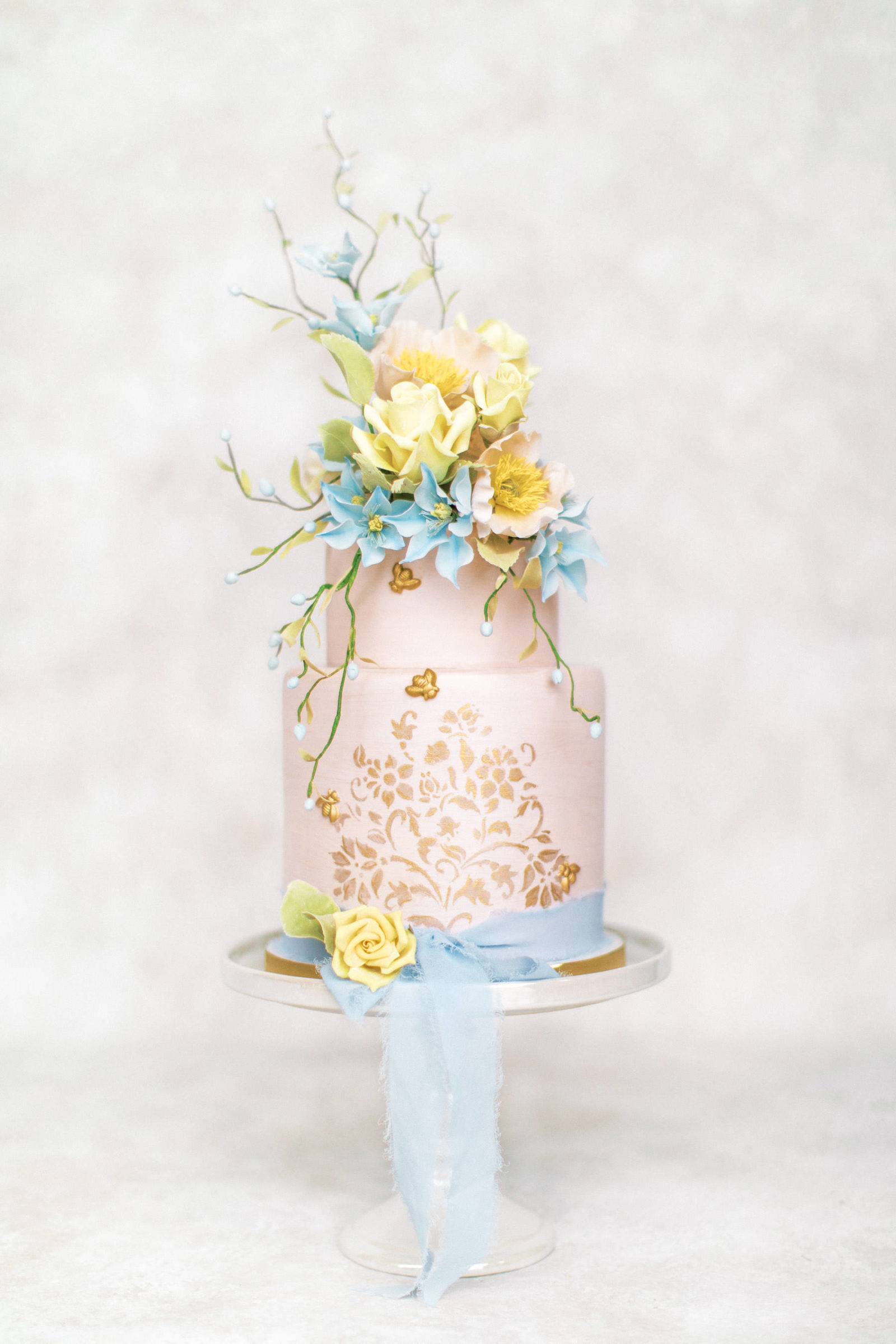 The most beautiful and luxurious wedding cake 